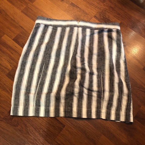 Madewell Skirt. Size 4. White and gray stripes. Tie front, zipper on back. - Picture 7 of 7